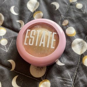 Estate Dew Me Highlight Powder in Lit